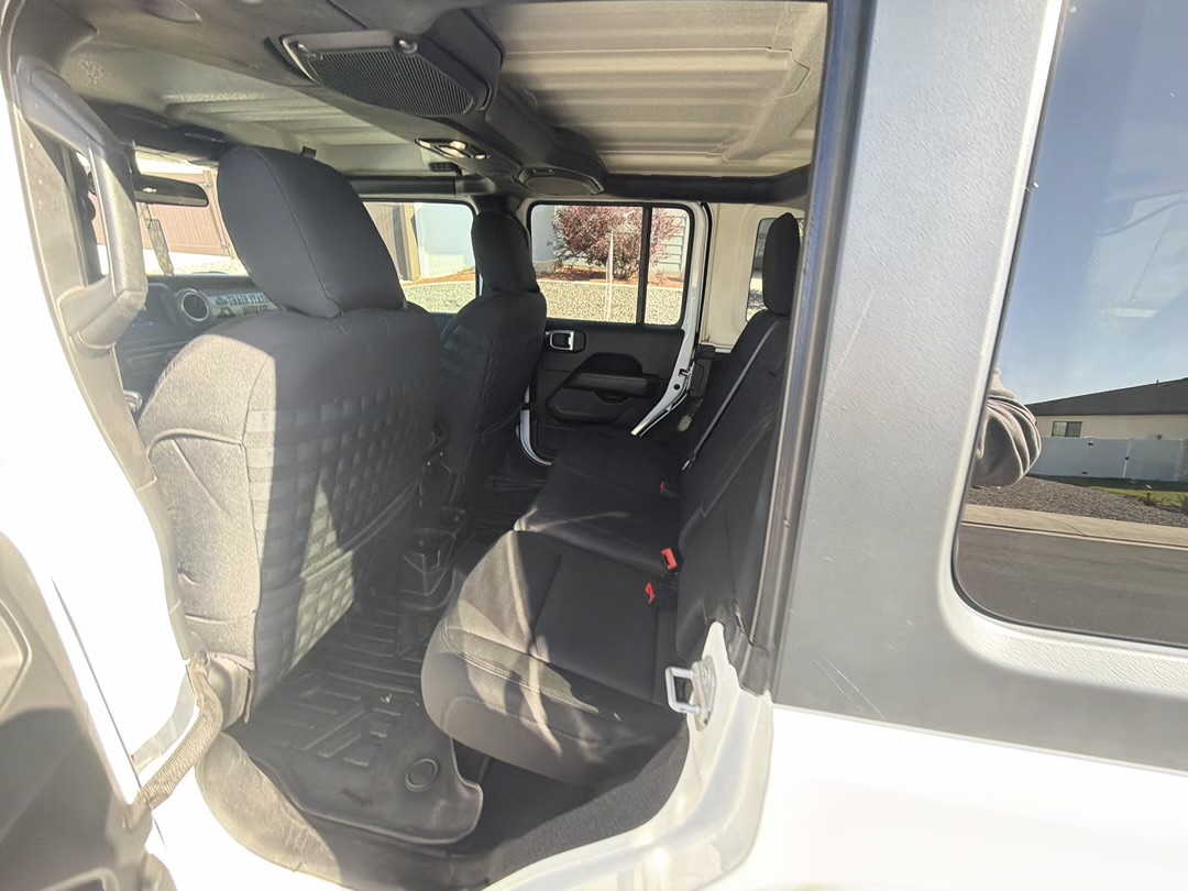 2020 Jeep Wrangler Sahara detail